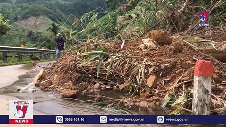 Giao thông miền núi Quảng Ngãi còn ngổn ngang sau mưa, bão