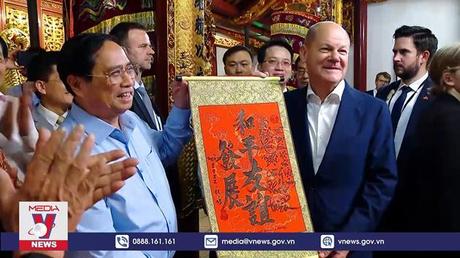 Thủ tướng Phạm Minh Chính và Thủ tướng CHLB Đức Olaf Scholz dạo bờ hồ, thăm đền Ngọc Sơn