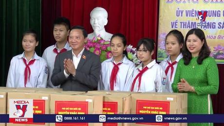 Phó Chủ tịch Quốc hội trao tặng sách tại Thái Bình