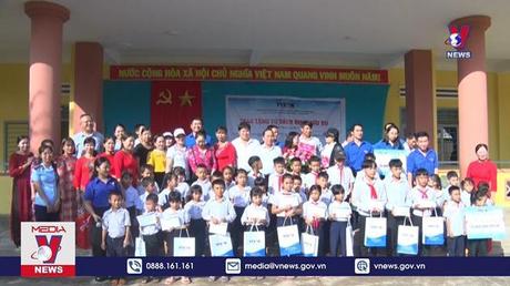 Trao tặng Tủ sách Đinh Hữu Dư cho học sinh dân tộc thiểu số Đắk Lắk