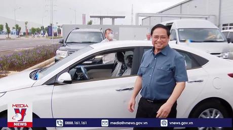 Thủ tướng Phạm Minh Chính lái thử ô tô do Hyundai Thành Công sản xuất, lắp ráp
