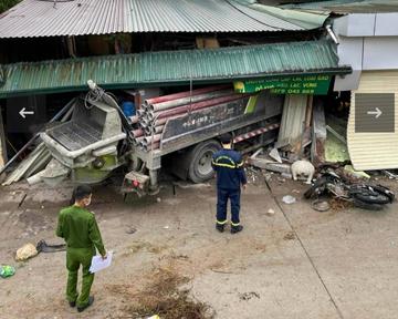 Xe trộn bê tông lao vào nhà dân trong đêm