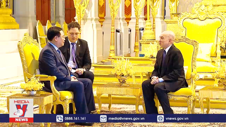 Chủ tịch Quốc hội chào Quốc vương và Hoàng Thái hậu Campuchia