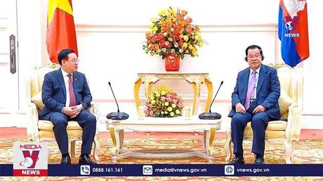 Chủ tịch Quốc hội Vương Đình Huệ hội kiến Thủ tướng Campuchia Hun Sen
