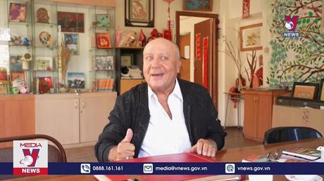 Thầy giáo dạy tình yêu Việt Nam cho trẻ em ở LB Nga