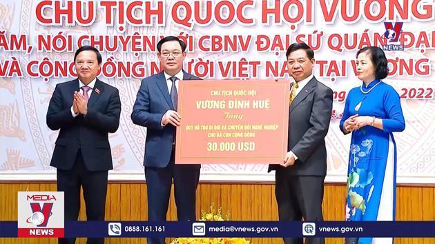 Chủ tịch Quốc hội gặp gỡ cộng đồng người Việt tại Campuchia
