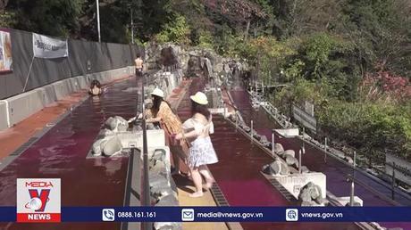 Đắm mình trong lễ hội tắm rượu vang đỏ tại Nhật Bản