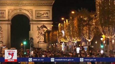 Pháp thắp sáng đại lộ Champs Elysees đón Giáng sinh