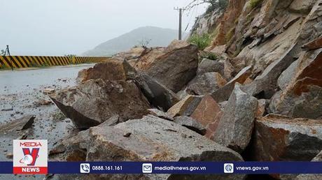 Mưa lớn gây sạt lở đường ven biển ở Ninh Thuận