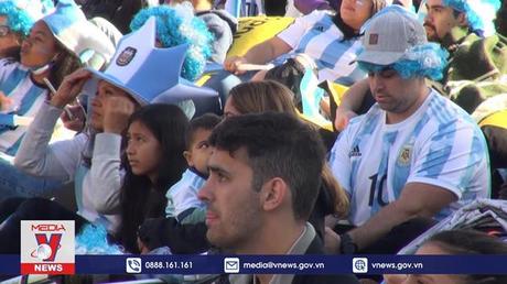 CĐV Argentina thất vọng sau “cú sảy chân” ngày ra quân