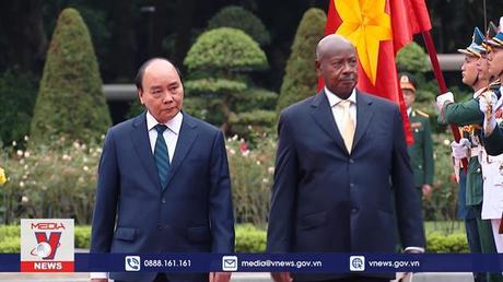 Chủ tịch nước Nguyễn Xuân Phúc đón, hội đàm với Tổng thống Uganda