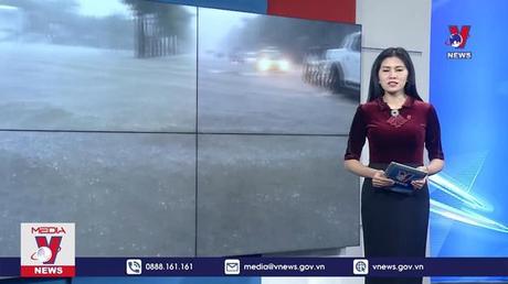 Cảnh sát giao thông TP. Vinh hỗ trợ các phương tiện tại các tuyến đường bị ngập sâu