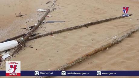 Bờ biển Quảng Trị nhếch nhác do rác thải