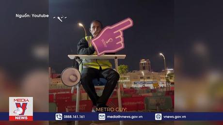 Chàng trai chỉ đường bất ngờ nổi tiếng ở World Cup