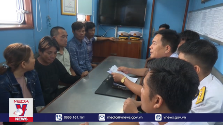 Vùng 4 Hải quân đưa 9 ngư dân Quảng Ngãi bị chìm tàu ở Trường Sa vào đất liền