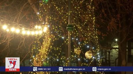 Rèn thể lực bằng cách thắp sáng cây thông Noel