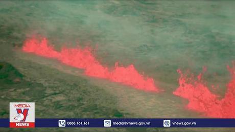 Núi lửa lớn nhất thế giới phun trào dung nham