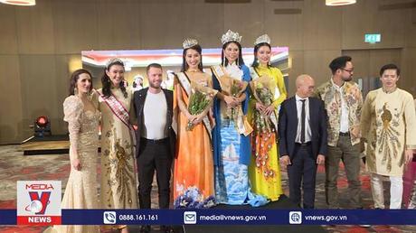 Áo dài Việt Nam khoe sắc tại Anh