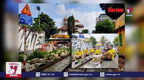 Đề nghị xử lý tập thể để cầu thủ chụp ảnh ở đường tàu