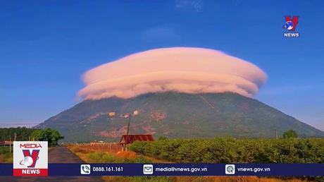 Lượng khách tăng sau khi xuất hiện mây đĩa bay tại núi Bà Đen (Tây Ninh)