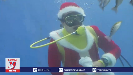 Ông già Noel lặn biển khởi động mùa Giáng sinh ở Nhật Bản