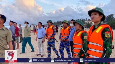 Huy động lực lượng tìm kiếm sinh viên bị sóng biển cuốn trôi