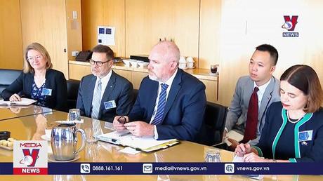 Chủ tịch Quốc hội tiếp Bộ trưởng TM&SX Australia 