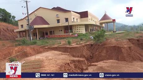 Khu liên hợp Thể dục thể thao mới thi công đã bị vùi lấp