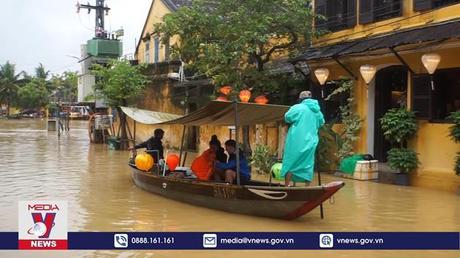 Nước sông Hoài dâng cao làm ngập đường tại Quảng Nam