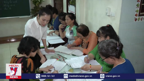 Người cao tuổi ở Hà Nội học tiếng Anh