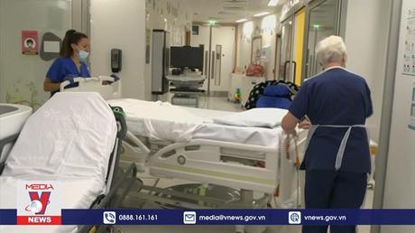 Anh xem xét sửa đổi hưu trí để giữ chân nhân viên y tế