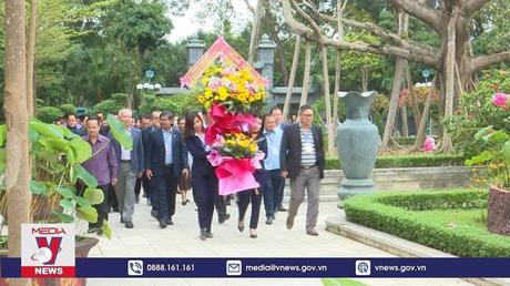 Trưởng bản tiêu biểu biên giới Việt – Lào thăm quê Bác