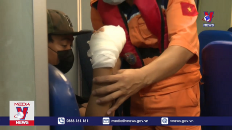 Cứu thủy thủ tàu nước ngoài bị thương vào bờ điều trị tại Nha Trang