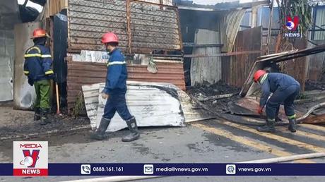 Khống chế vụ hỏa hoạn vựa phế liệu lan rộng ở Bình Dương