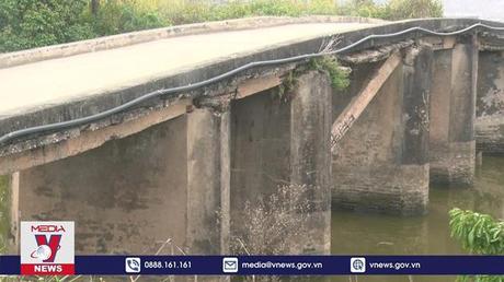 Nguy hiểm rình rập trên chiếc cầu xuống cấp