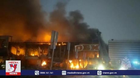 Cháy khu mua sắm lớn ở Nga