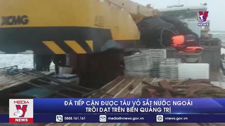 Đã tiếp cận được tàu vỏ sắt nước ngoài trôi dạt trên biển Quảng Trị
