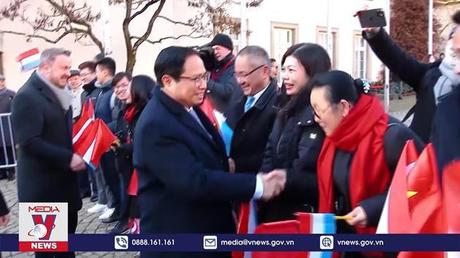 Thủ tướng Phạm Minh Chính và Thủ tướng Luxembourg thăm hỏi bà con kiều bào đang sinh sống và làm việc tại Luxembourg.