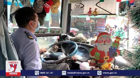 Xe buýt Giáng sinh độc đáo ở thành phố Hồ Chí Minh