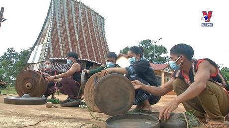 Hành trình Việt số 241: May áo cho cồng chiêng