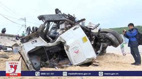 Xe bồn mất phanh lao xuống bãi biển khiến 3 người thương vong