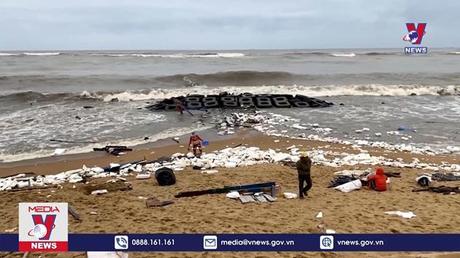 Sóng lớn đánh chìm tàu cá ở Phú Yên 