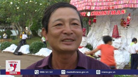 Độc đáo cây thông noel làm bằng phế liệu ở Đồng Nai