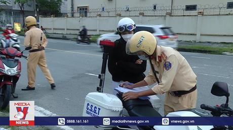 Kiểm soát học sinh đi xe máy tới trường