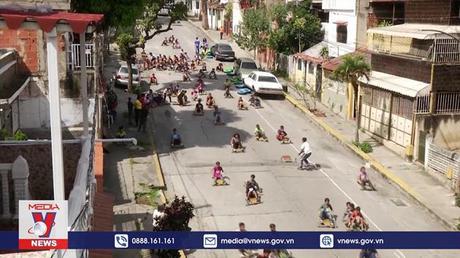 Xe đẩy tự chế khuấy động không khí Giáng Sinh tại Venezuela