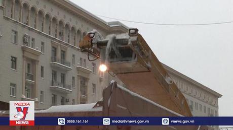 Tuyết rơi dày kỷ lục, giao thông đình trệ ở Moskva