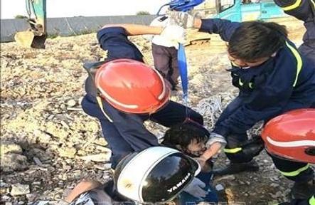 Cứu nạn thành công bé gái 5 tuổi rơi xuống hố cọc ép bê tông