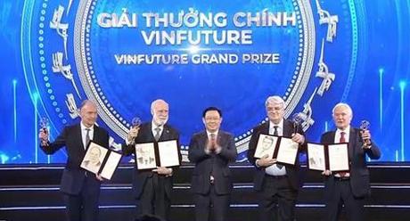 Chủ tịch Quốc hội dự Lễ Trao giải thưởng VinFuture