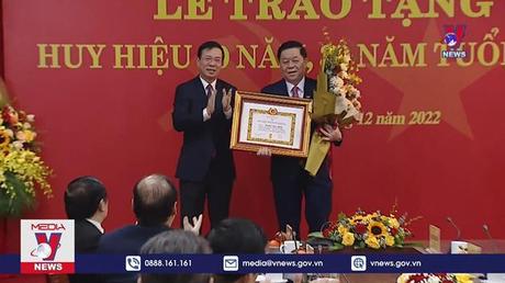 Trưởng ban Tuyên giáo Trung ương nhận Huy hiệu 40 năm tuổi Đảng