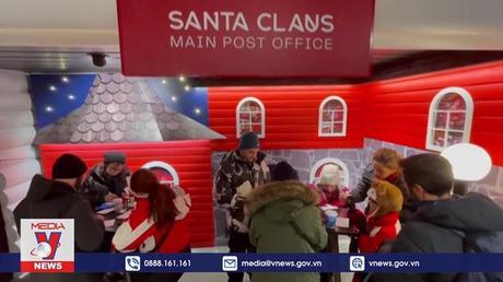 Ông già Noel gửi lời chúc và thông điệp về sẻ chia